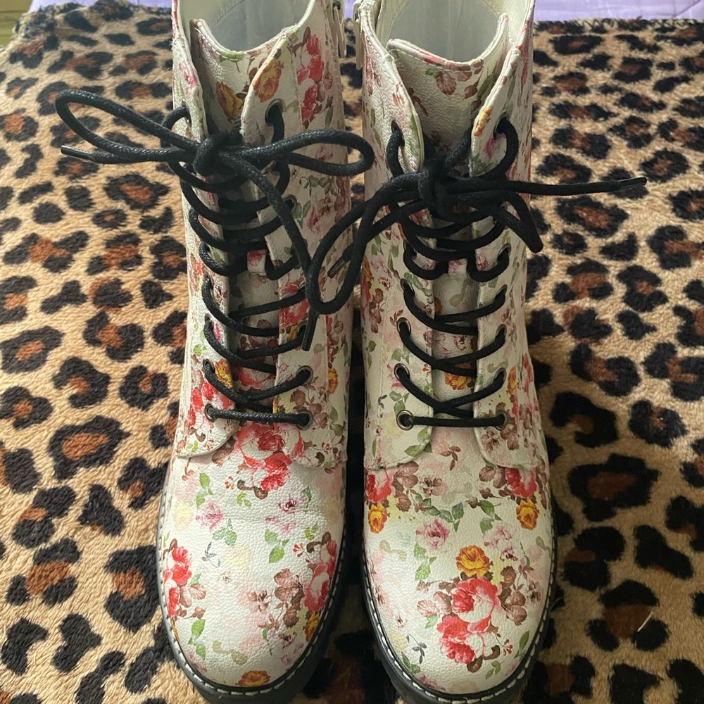 Chunky heels white boots with floral pattern!